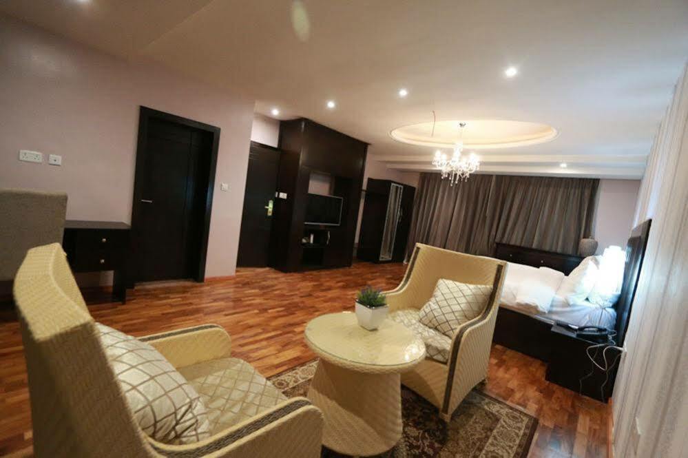 Tivoli Hotel Seafront Ikoyi Aliayabiagba Kültér fotó